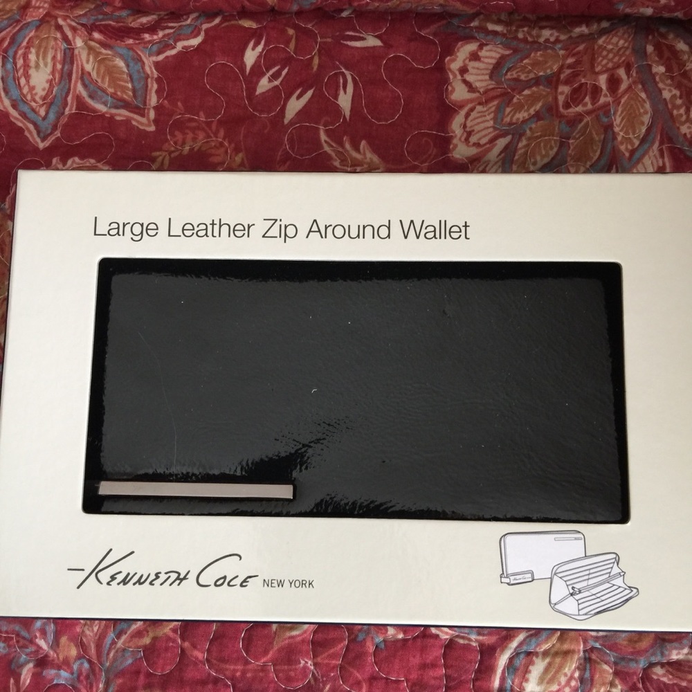 Ladies Kenneth Cole leather zip around Wallet.